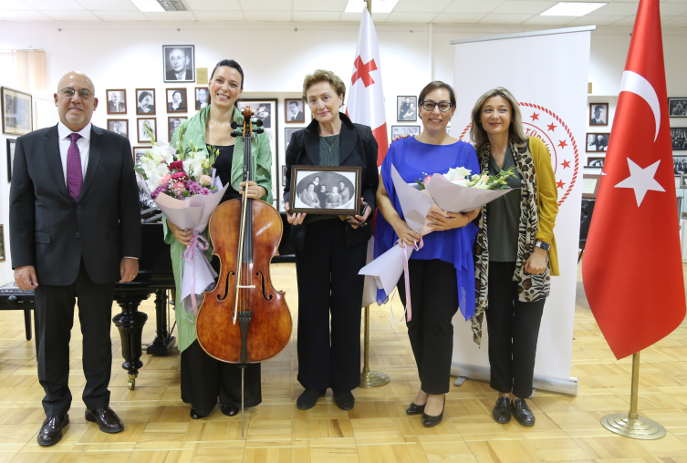 Gürcistan'da Türkiye Cumhuriyeti'nin kuruluşunun 100. yılı kutlamaları kapsamında gerçekleşen konserlere büyük ilgi