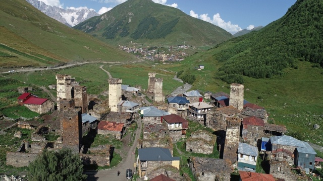 HER YERDE VE HİÇBİR YERDE.