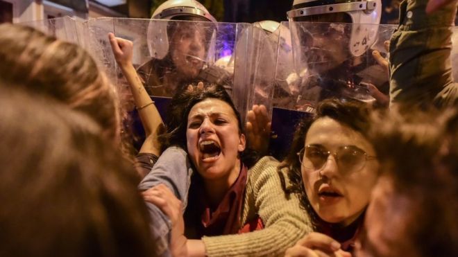 Feminist Gece Yürüyüşü İstiklal Caddesindeki Gözaltılarla bitti!