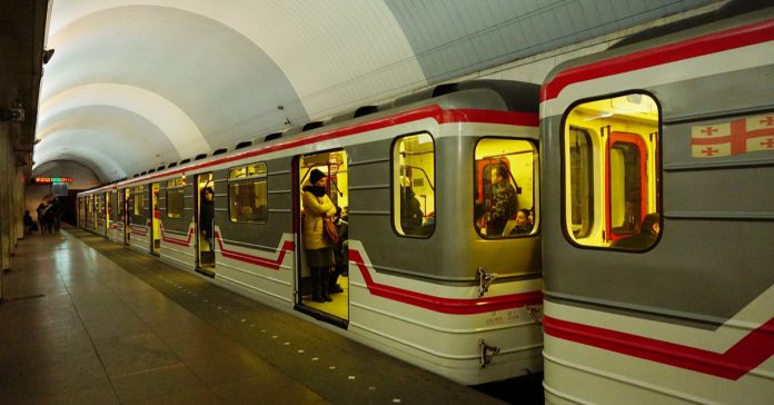 Giorgi Kalandia'dan Gürcistan'da Demiryolu Yolcuları için Yeni Perje