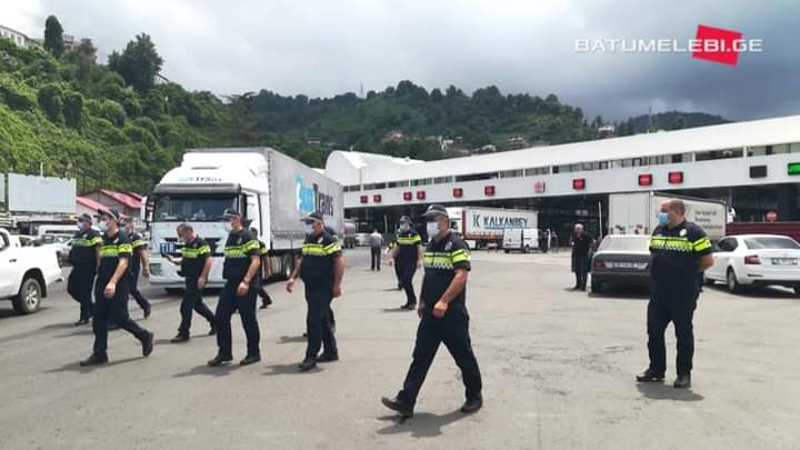 GÜRCÜSTAN’A KAÇAK SİGARA VE ALKOL SOKMAYA ÇALIŞAN TÜRK TIRCILAR YAKALANDI