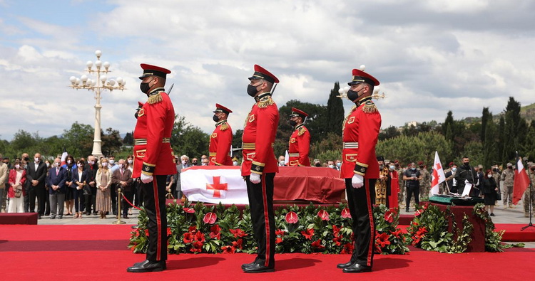 Milli Kahraman Kvinitadze'nin Naaşı Gürcistan'da