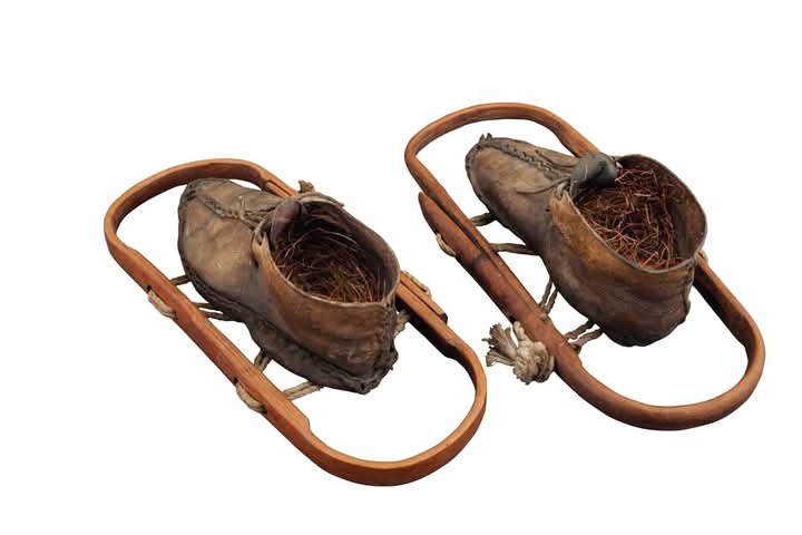 თხილამურები - XIX ს. ხე, თოკი. ზომა: 39x10 სმ.