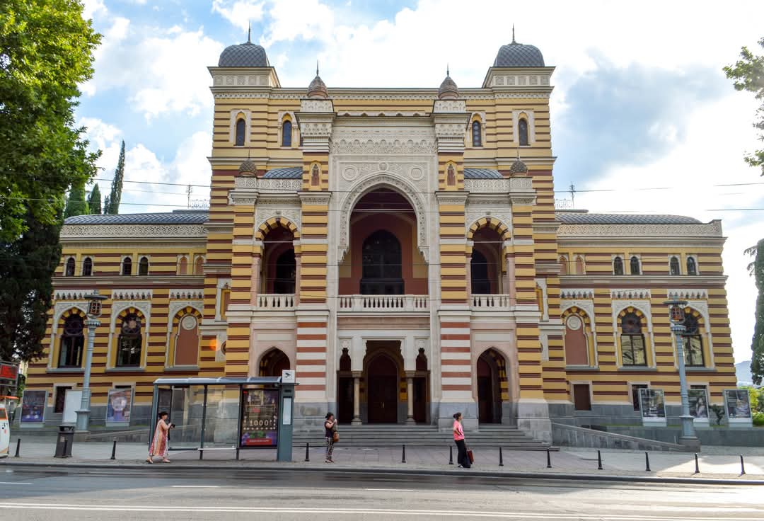 Makvala Kharebava: Gürcistan Ulusal Opera Tiyatrosu, Tiflis'te