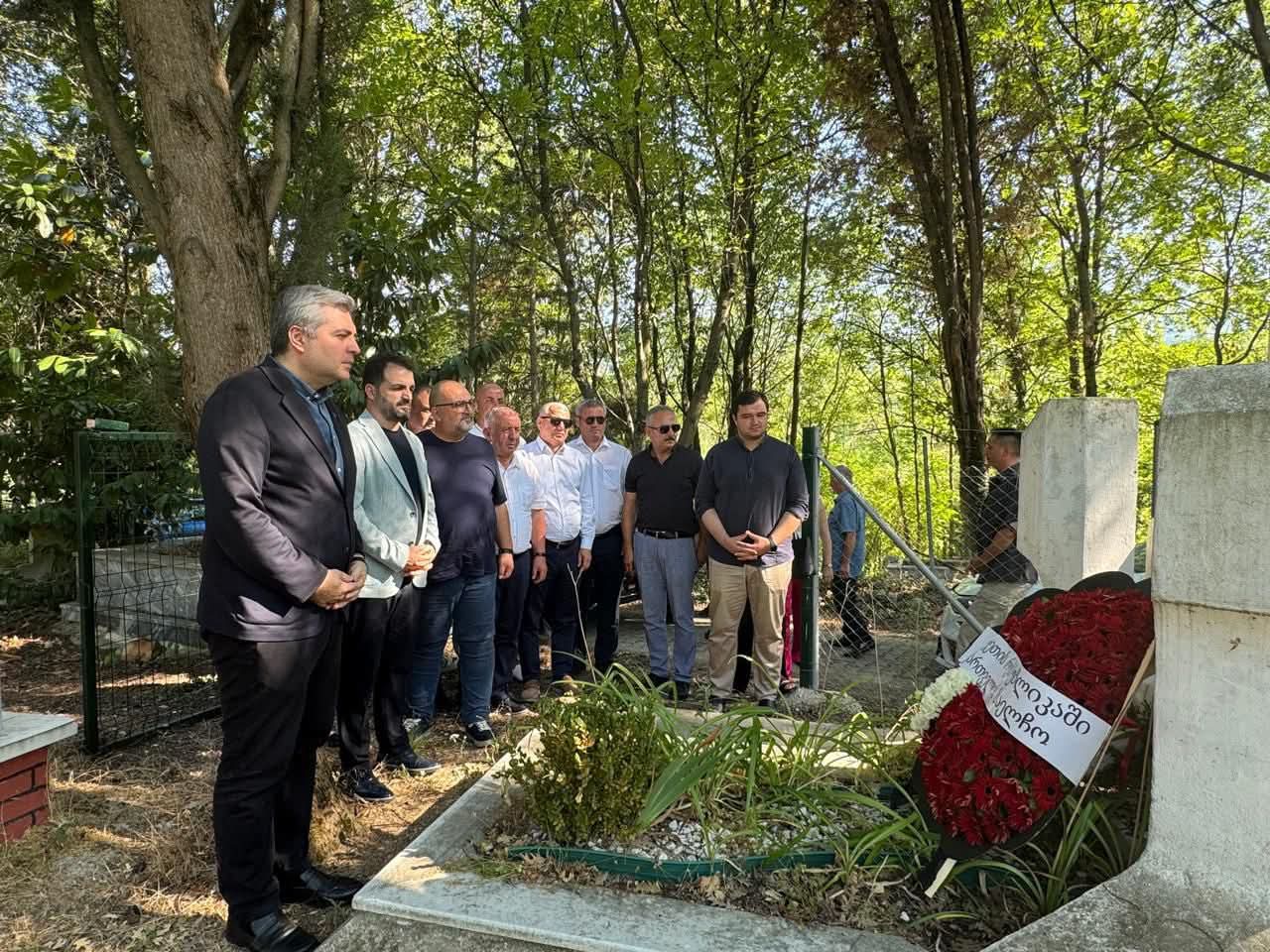 Büyükelçi Arçil Kalandia Ahmet Özkan Melaşvili Kabir ziyaretinde bulundu