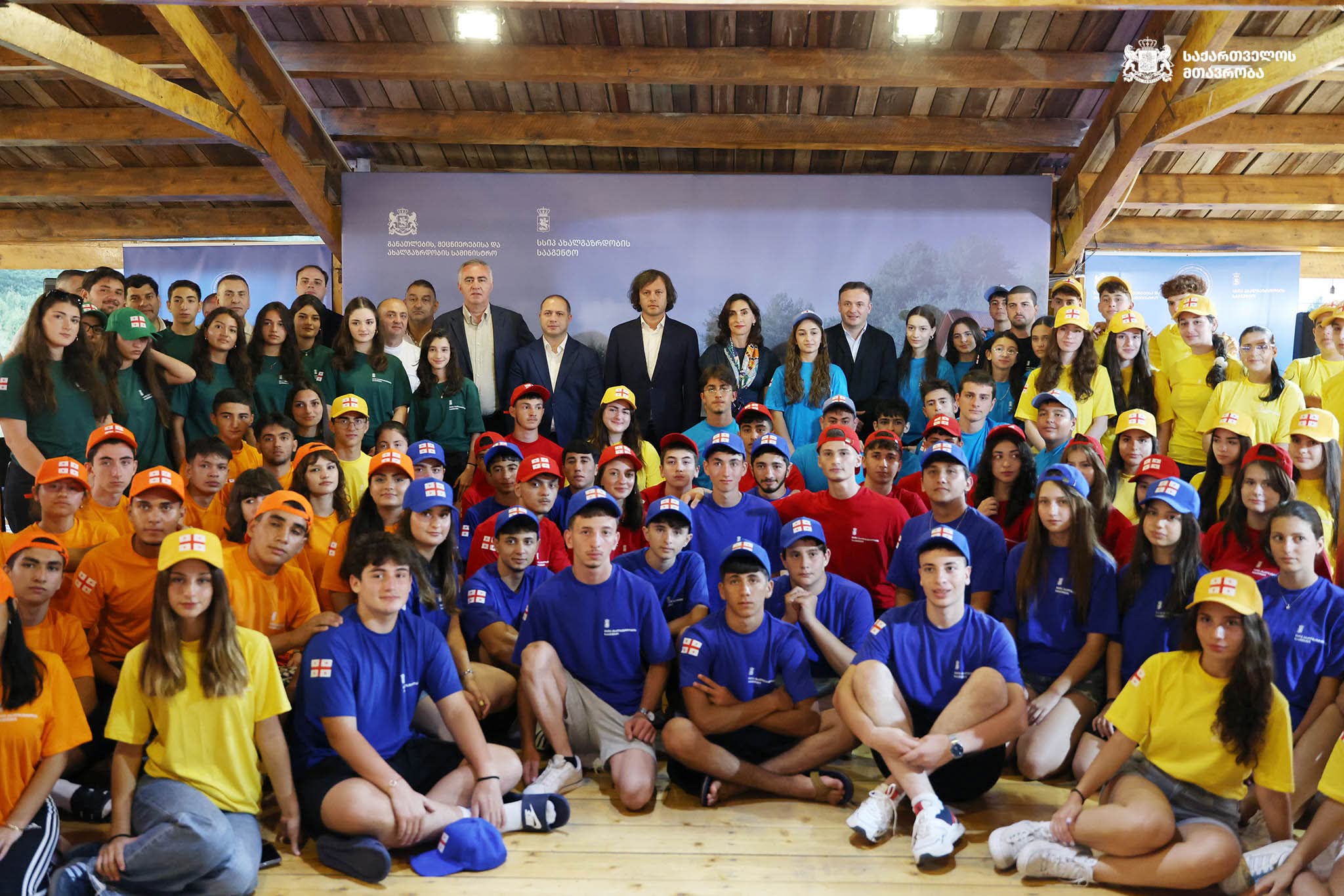 Gürcistan Başbakanı Irakli Kobakhidze, dünyanın farklı ülkelerinden 800 gencin katılımı planlanan Şaori Gençlik Kampı'nda gençlerle bir araya geldi