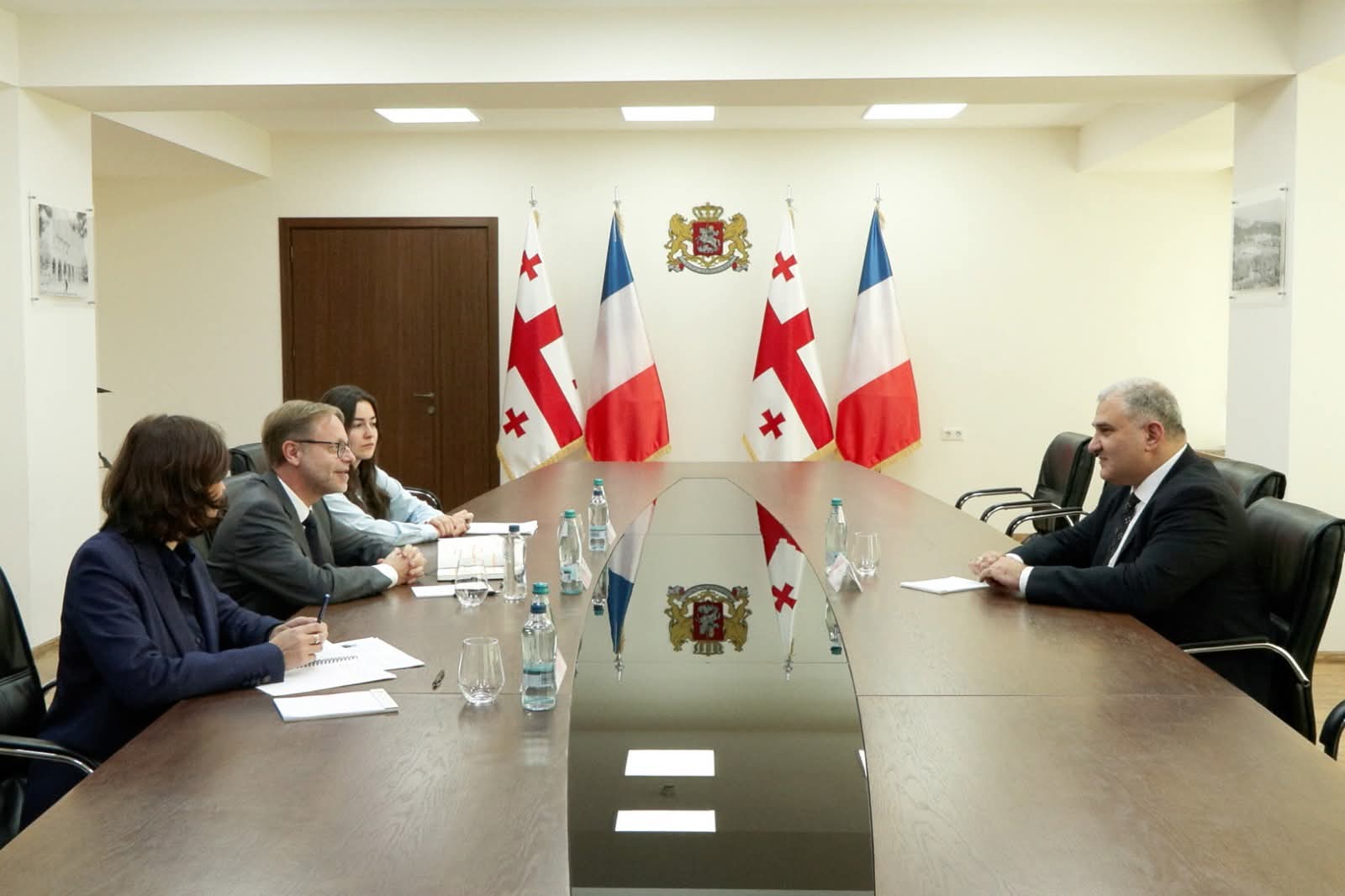 Gürcü Bakan  Mihail Sarjveladze, Fransa'nın Yeni Tiflis Büyükelçisi Olivier Courteau ile bir araya geldi