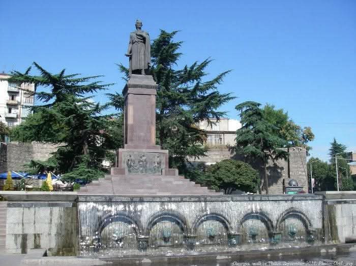 Makvala Kharebava: Şota Rustaveli Heykeli, Tiflis, Gürcistan
