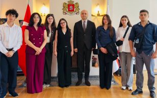 İstanbul'da bulunan Gürcü genç delegeler, Başkonsolos Aleksandre Jishkariani ile bir araya geldi