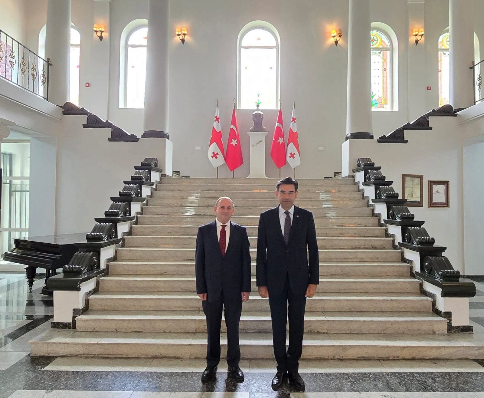 Gürcistan Büyükelçisi Mustafa  Türker Ari Batum Başkankosolosluk görevine başlayan Yaşar Ergün ile görüştü